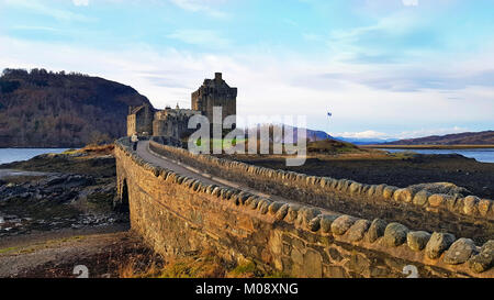 Eilean Donan Castle im westlichen Hochland von Schottland ist ein Magnet für Touristen nach Schottland. Stockfoto