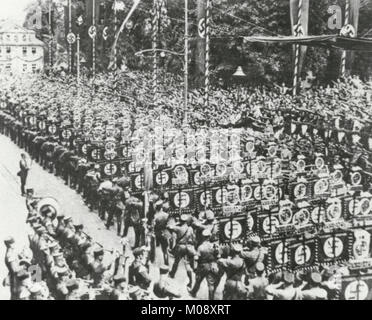 Nationalsozialismus (1933-1945). Deutsche Soldaten Parade mit dem Banner des Sieges am Karlsplatz in Weimar, Deutschland. Fotografie. Stockfoto