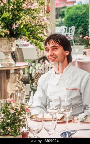 Feierte Koch, Raymond Blanc, im Speisesaal des Restaurant und Hotel dargestellt, Le Manoir au Quat'S aisons, im Great Milton, in der Nähe von Oxford in Großbritannien. Stockfoto