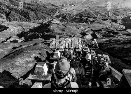 Touristische absteigend der Vulkan Krater nach Ansicht von oben, Mount Bromo, Indonesien Stockfoto