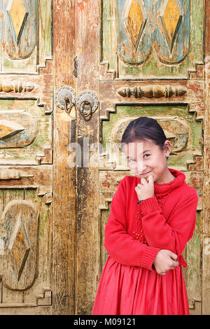 Hotan, China - Oktober 03,2017: Uigurischen Mädchen spielt auf dem lokalen Markt am Oktober 03, China. Stockfoto