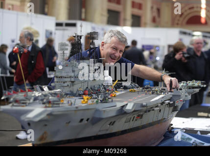 Dave Fortey von Falmouth, mit seinem im Maßstab 1:72 Modell der HMS Ark Royal (R09) - Der ihn 25 Jahre in Anspruch nahm - Während der London Model Engineering Ausstellung im Alexandra Palace, London statt. Stockfoto