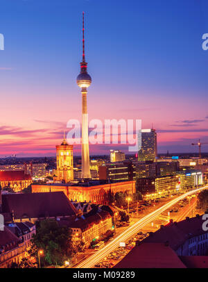 Luftaufnahme über Berlin in Deutschland auf einen Sonnenuntergang. Dieses Bild wird gestrafft. Stockfoto