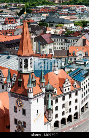 Alte Rathaus und die Dächer von München aus St. Peters Kirche Glockenturm Stockfoto