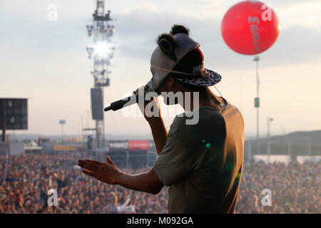 Der beliebte deutsche Rapper, Sänger und Produzent Carlo Waibel ist besser als die maskierten Künstler unter dem Künstlernamen Cro bekannt und wird hier dargestellt, auf der Bühne des Deutschen Musik Festival Rock Am Ring 2013 live. Deutschland, 07/06 2013. Stockfoto