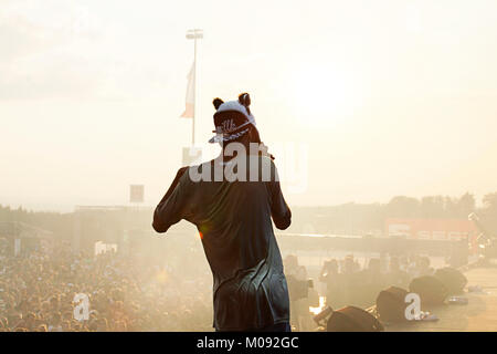 Der beliebte deutsche Rapper, Sänger und Produzent Carlo Waibel ist besser als die maskierten Künstler unter dem Künstlernamen Cro bekannt und wird hier dargestellt, auf der Bühne des Deutschen Musik Festival Rock Am Ring 2013 live. Deutschland, 07/06 2013. Stockfoto