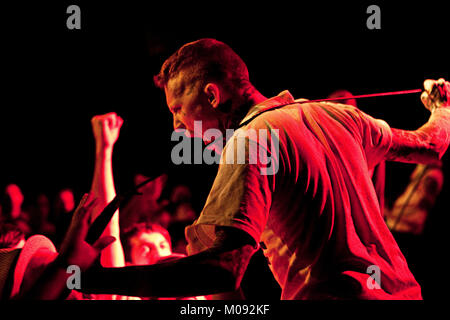 Die englische Hardcore Punk Band Galgen führt ein Live Konzert in das Freizeitzentrum West (FZW) in Dortmund. Hier Sänger Frank Carter gesehen wird live auf der Bühne. Deutschland, 01/07 2011. Stockfoto