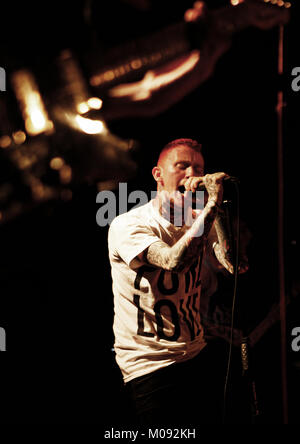 Die englische Hardcore Punk Band Galgen führt ein Live Konzert in das Freizeitzentrum West (FZW) in Dortmund. Hier Sänger Frank Carter gesehen wird live auf der Bühne. Deutschland, 07.07.2011. Stockfoto