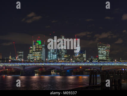 London 18. Jan 2018. Nacht in London unter den Sternen mit Wahrzeichen der Londoner City Gebäude beleuchtet. Credit: Malcolm Park/Alamy Stockfoto