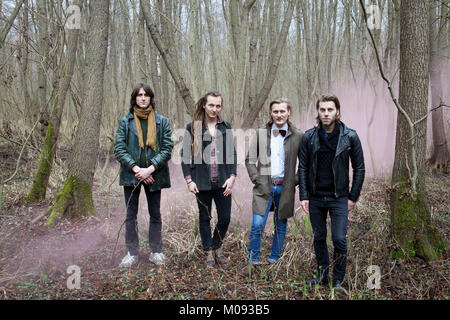 Die vier Stück deutsche Rockband Okta Logue besteht aus Benno Herz (Bassist/Sänger), sein Bruder Robert Herz (Schlagzeug), Philip Meloi (Gitarrist) und Nicolai Hildebrandt (Orgel, Synthesizer und Trompete). Deutschland, 10/04 2013. Stockfoto