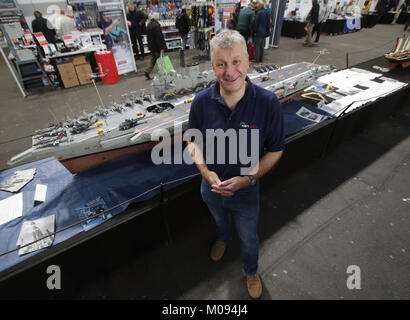 Dave Fortey von Falmouth, mit seinem im Maßstab 1:72 Modell der HMS Ark Royal (R09) - Der ihn 25 Jahre in Anspruch nahm - Während der London Model Engineering Ausstellung im Alexandra Palace, London statt. Stockfoto