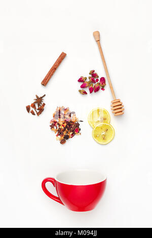 Schöne und leckere getrocknete Teeblätter mit Kräutern, Blumen, Beeren, Früchte Stockfoto