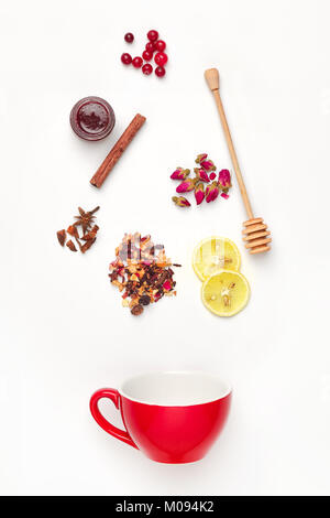 Schöne und leckere getrocknete Teeblätter mit Kräutern, Blumen, Beeren, Früchte Stockfoto