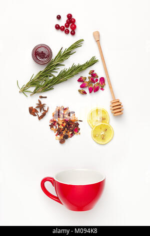 Schöne und leckere getrocknete Teeblätter mit Kräutern, Blumen, Beeren, Früchte Stockfoto