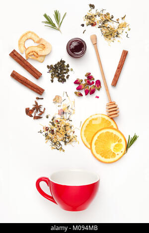 Schöne und leckere getrocknete Teeblätter mit Kräutern, Blumen, Beeren, Früchte Stockfoto