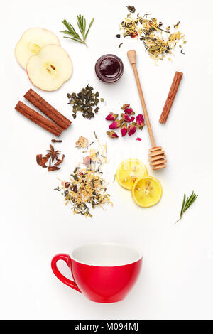 Schöne und leckere getrocknete Teeblätter mit Kräutern, Blumen, Beeren, Früchte Stockfoto