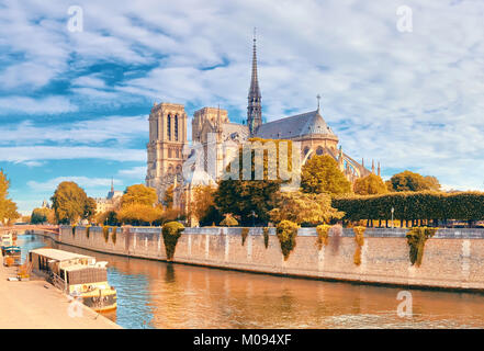 Die Kathedrale Notre Dame in Paris an einem hellen Tag im Herbst, Panorama Bild Stockfoto