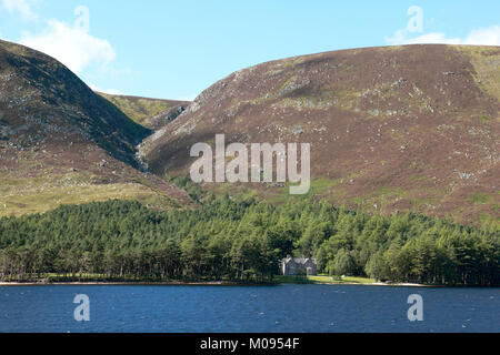 Glas - allt Shiel, das Jagdschloss für Queen Victoria am Ufer des Loch Muick auf der Balmoral-plantage gebaut Stockfoto