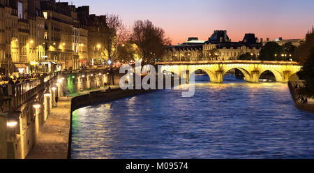 Abend Paris, Panorama Bild entlang der Fluss Seine Richtung beleuchtet Pont Neuf auf einen Sonnenuntergang. Stockfoto
