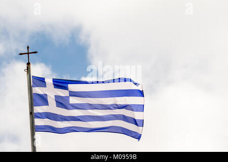 Griechische Fahne auf Moni Arkadiou Kloster mit Orthodoxen Kreuz,, Europa, Kreta, Griechenland, Moni Arkadiou, Europa, Kreta, Griechenland, GR, Reisen, Tourismus, Reisen, D Stockfoto