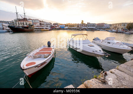 Abendstimmung mit Boote und Restaurants am Venezianischen Hafen, Rethymno, Rethimnon, Panorama, Kreta, Griechenland, Europa, Rethymno, Europa, Kreta, Griechenland, GR, Stockfoto