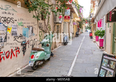 Straße mit Scooter und Graffiti in der Altstadt von Rethymno, Europa, Kreta, Griechenland,,, Rethymno, Europa, Kreta, Griechenland, Reisen, Tourismus, Destination, Stockfoto