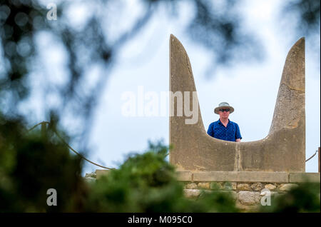 Weihe Hörner, Heiliger Stier Hörner mit touristischen,, Symbol des heiligen Stier aus Stein, Teile des Minoischen Tempelanlage von Knossos, der Palast von Knossos Stockfoto