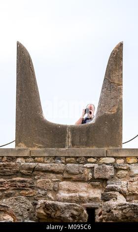 Weihe Hörner, Heiliger Stier Hörner mit fotografierendem Touristische, Symbol der heilige Stier aus Stein, Teile des Minoischen Tempelanlage von Knossos. Stockfoto