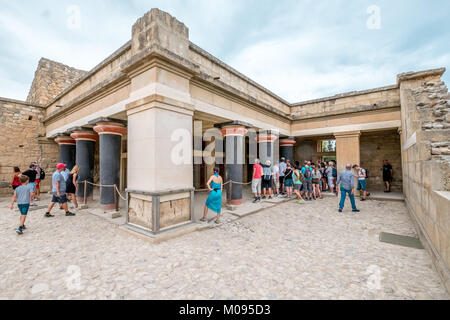 Wiederaufbau des Dolphin Fresken von Arthur Evans, Megaron der König und die von Säulen getragenen Vorhalle im Palast von Knossos, Knossos, der minoischen Archäologische s Stockfoto