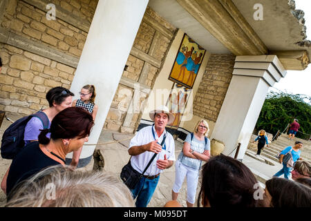 Führungen vor dem minoischen Tempel Komplex von Knossos Palast von Knossos, die alte Stadt von Knossos, Heraklion, Knossos, Kreta, Griechenland, Europa, die Bastion, Stockfoto