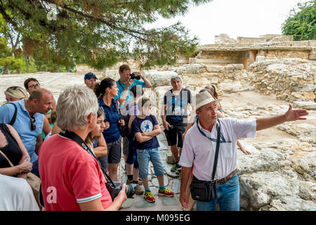 Führungen vor dem minoischen Tempel Komplex von Knossos Palast von Knossos, die alte Stadt von Knossos, Heraklion, Knossos, Kreta, Griechenland, Europa, die Bastion, Stockfoto