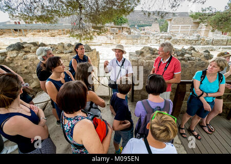 Führungen vor dem minoischen Tempel Komplex von Knossos Palast von Knossos, die alte Stadt von Knossos, Heraklion, Knossos, Kreta, Griechenland, Europa, die Bastion, Stockfoto