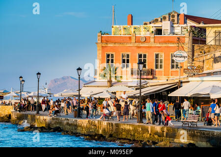 Venezianischen Hafen von Chania im Abendlicht, belebten Uferpromenade, Restaurants, Europa, Griechenland, Kreta, Chania, Europa, Kreta, Griechenland, GR, Reisen, Touris Stockfoto