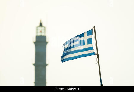 Griechische Flagge vor dem Leuchtturm von Chania, Chania, Europa, Griechenland, Kreta, Chania, Europa, Kreta, Griechenland, GR, Reisen, Tourismus, Destination, Sehenswürdigkeit Stockfoto