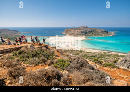 Ansicht mit Touristen am Traumstrand Balos Beach, Sandy Beach, der Halbinsel Gramvousa, Kreta, Griechenland, Europa, Chania, Europa, Kreta, Griechenland, GR, Reisen, Stockfoto