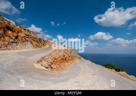 Serpentine, steile Straße zu Seitan limania Strand, steile Kurve, unbefestigte Straße, versteckte Badebucht, Chania, Europa, Griechenland, Kreta, Chania, Europa, Kreta, Gree Stockfoto