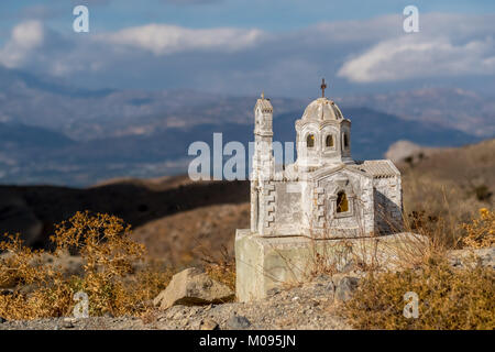 Ikonostassia, Kapelle am Straßenrand (Miniatur Kapelle), Hochland im Inneren der Insel Kreta, breites Tal in der Nähe von Agia Galini, Europa, Kreta, Griechenland, Hera Stockfoto