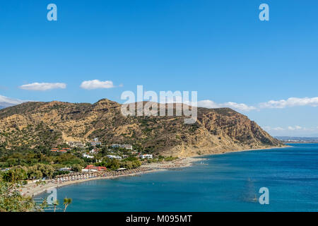 Sandstrand mit Badenden von Agia Galini, Kieselstrand, badegast im Herbst, Schirme, Kreta, Griechenland, Europa, Agia Galini, Europa, Kreta, Griechenland, GR, tra Stockfoto