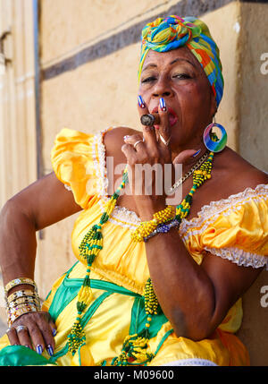 Kubanische Frau mit Zigarre posieren für Fotos in die Altstadt von Havanna Stockfoto