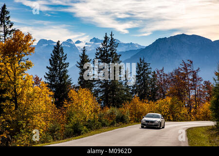 Der Loser panorama Straße auf der Loser, in der Ausseeer Land, Steiermark, Österreich, hinter dem Dachsteinmassiv, fallen, Stockfoto