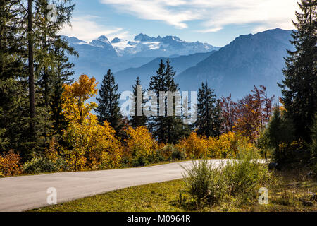 Der Loser panorama Straße auf der Loser, in der Ausseeer Land, Steiermark, Österreich, hinter dem Dachsteinmassiv, fallen, Stockfoto