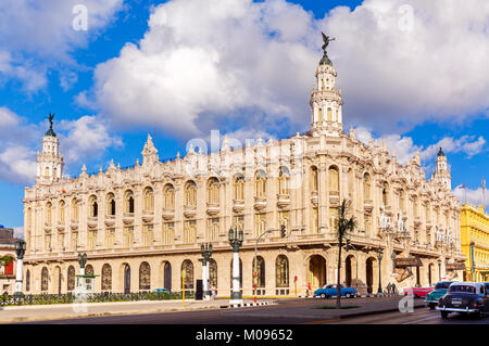 Gran Teatro Theater in der Altstadt von Havanna mit Touristen und alte Autos Stockfoto