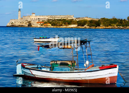 Morro Castle mit kleinen Fischerboot in der Altstadt von Havanna Kuba Stockfoto