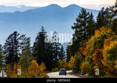 Der Loser panorama Straße auf der Loser, in der Ausseeer Land, Steiermark, Österreich, hinter dem Dachsteinmassiv, fallen, Stockfoto