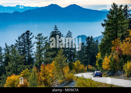 Der Loser panorama Straße auf der Loser, in der Ausseeer Land, Steiermark, Österreich, hinter dem Dachsteinmassiv, fallen, Stockfoto