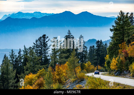 Der Loser panorama Straße auf der Loser, in der Ausseeer Land, Steiermark, Österreich, hinter dem Dachsteinmassiv, fallen, Stockfoto