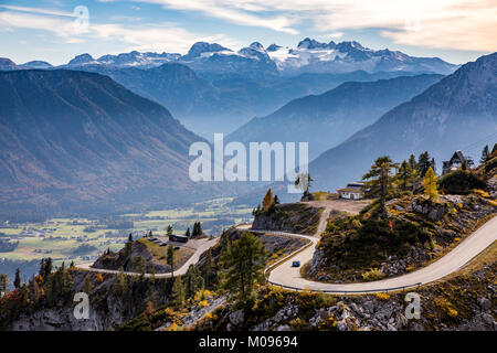 Der Loser panorama Straße auf der Loser, in der Ausseeer Land, Steiermark, Österreich, hinter dem Dachsteinmassiv, fallen, Stockfoto