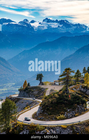 Der Loser panorama Straße auf der Loser, in der Ausseeer Land, Steiermark, Österreich, hinter dem Dachsteinmassiv, fallen, Stockfoto