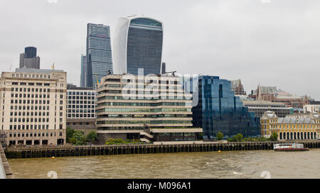 Blick nach Norden über die Themse, in Richtung der Stadt London, Großbritannien Stockfoto