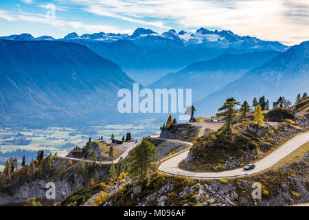 Der Loser panorama Straße auf der Loser, in der Ausseeer Land, Steiermark, Österreich, hinter dem Dachsteinmassiv, fallen, Stockfoto